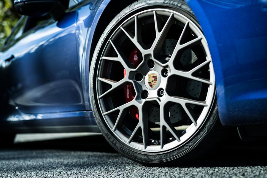 Колеса Porsche 911 Carrera 4S (992) 2019 года  (JP) (фото 2 из 24)